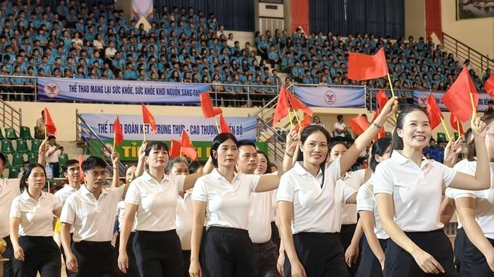 Đại hội TDTT tỉnh Ninh Bình lần thứ I năm 2026 đã thu hút hơn 5.000 người tham dự gồm: vận động viên, huấn luyện viên, lực lực tham gia diễu hành...