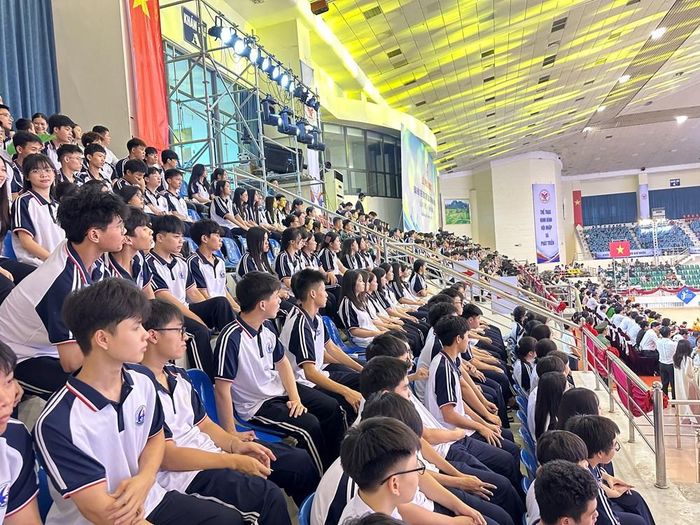 Các em học sinh đam mê TDTT chăm chú theo dõi tại Lễ khai mạc