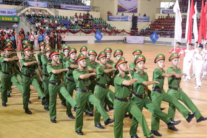 Lực lượng Công an nhân dân tỉnh Ninh Bình tham gia diễu hành tại Lễ khai mạc