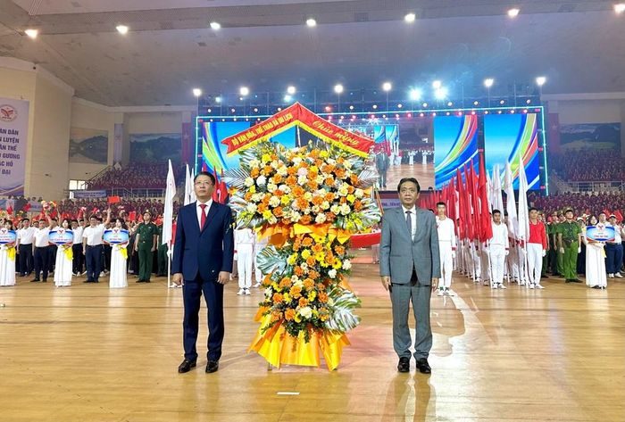 Thứ trưởng Hoàng Đạo Cương đại diện Bộ VHTTDL tặng hoa chúc mừng Đại hội