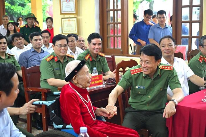 Đại tướng Lương Tam Quang thăm hỏi, chúc mừng đảng viên Trần Thị Viển