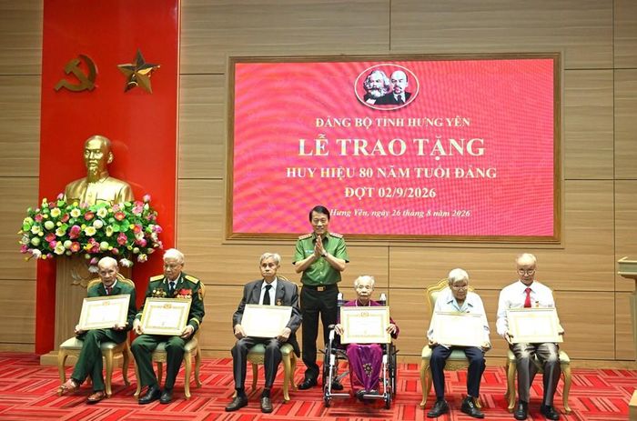 Đại tướng Lương Tam Quang trao Huy hiệu 80 năm tuổi Đảng tặng các đảng viên