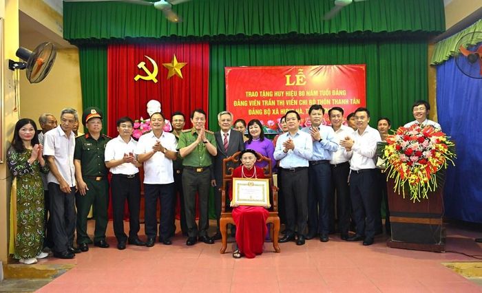 Đại tướng Lương Tam Quang trao Huy hiệu 80 năm tuổi Đảng tặng đảng viên Trần Thị Viển
