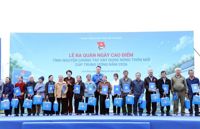 Ban Tổ chức trao quà cho các gia đình chính sách