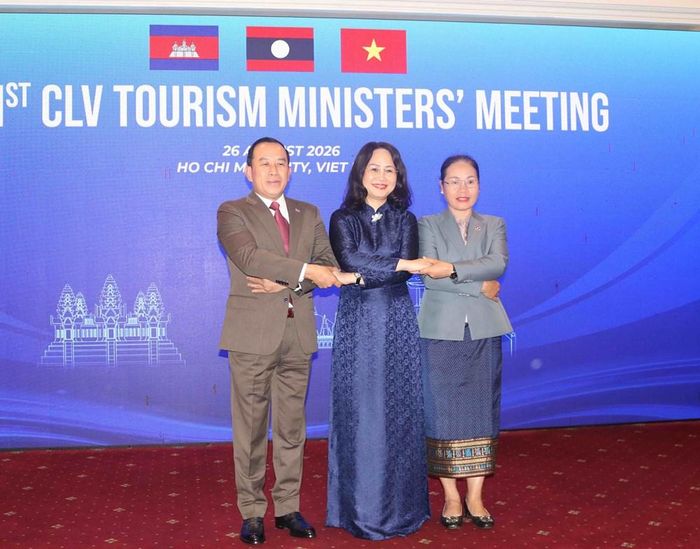 Bộ trưởng Lâm Thị Phương Thanh cùng Bộ trưởng Bộ Du lịch Campuchia Huot Hak (trái) và Thứ trưởng Bộ Văn hóa và Du lịch Lào Darany Phommavongsa (phải)