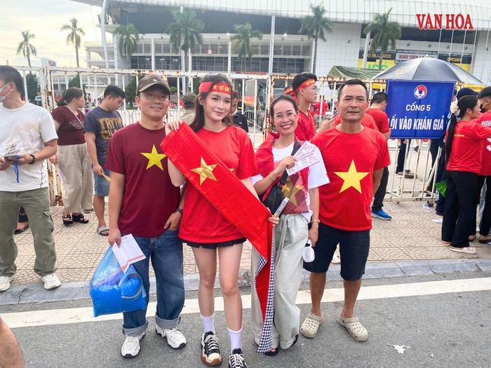 Hàng nghìn cổ động viên hướng về sân Mỹ Đình, chờ khoảnh khắc Việt Nam chạm tay vào chức vô địch. Ảnh: Đình Phong