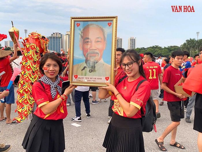 Người hâm mộ háo hức trước cơ hội lên ngôi vô địch của đội tuyển Việt Nam. Ảnh: Đình Phong