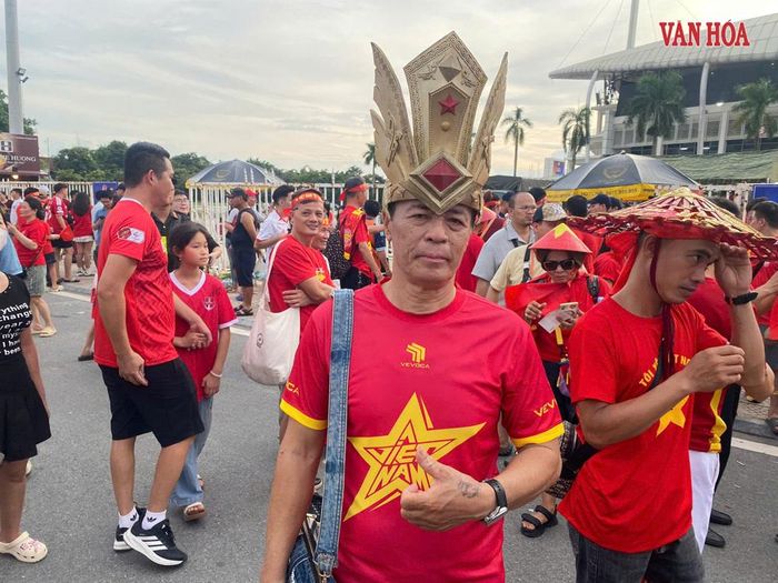 Nhiều cổ động viên mang theo cờ và áo đội cờ đỏ sao vàng đến sân. Ảnh: Đình Phong