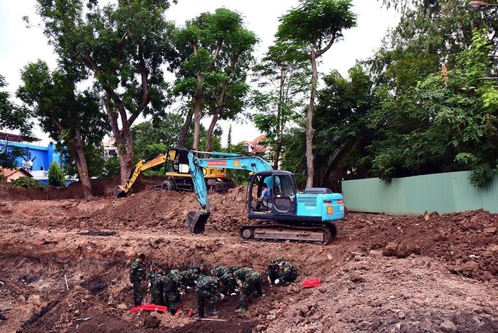 Mở rộng phạm vi tìm kiếm tại khu B vào ngày 26.8, lực lượng làm nhiệm vụ xử lý hơn 1.000m³ đất