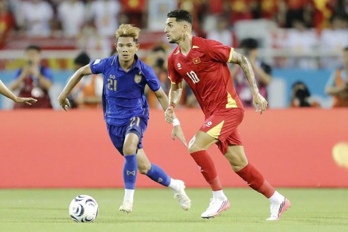 Hoàng Hên (số 10) ghi bàn thắng gỡ hoà 1-1