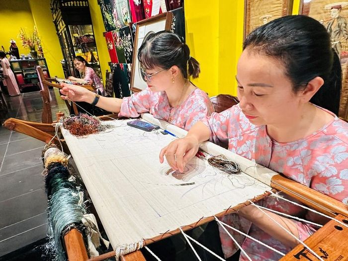 Các nghệ nhân thực hành thêu tay tại "Không gian nghệ thuật thủ công đương đại Thơ Heritage House"