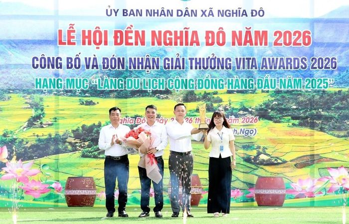 Trao biểu trưng giải thưởng “Làng du lịch cộng đồng hàng đầu năm 2025” cho đại diện xã Nghĩa Đô