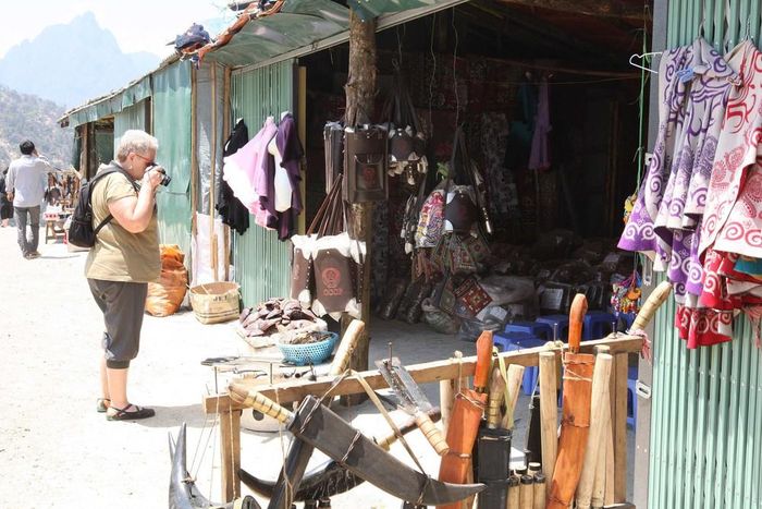 Du khách tham quan mua sắm trên đỉnh đèo Ô Quy Hồ, thị trấn Sapa, tỉnh Lào Cai. Ảnh: Thanh Vũ – TTXVN