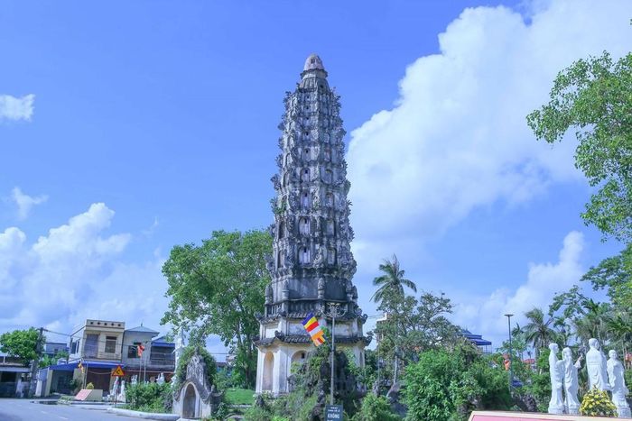 Tháp Cửu phẩm Liên hoa tại chùa Cổ Lễ được xây dựng năm 1927 theo kiến trúc mang đặc trưng của kiến trúc Phật giáo. Ảnh: Công Luật - TTXVN