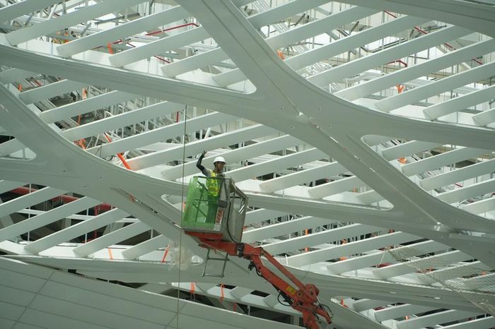 Người lao động hoàn thiện các phần việc tại mái nhà ga hành khách sân bay Long Thành. Ảnh: Công Phong - TTXVN