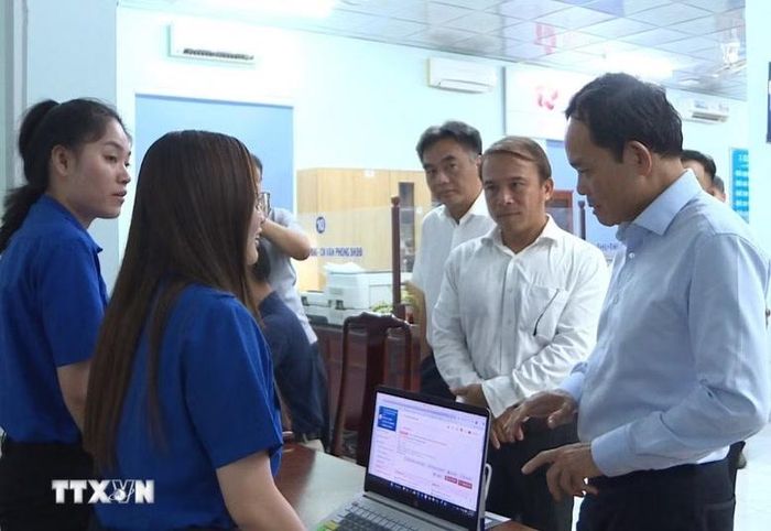 Bí thư Thành ủy Thành phố Hồ Chí Minh Trần Lưu Quang khảo sát Trung tâm Phục vụ hành chính công phường Bình Dương - Ảnh: TTXVN