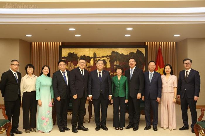 Phó Thủ tướng Thường trực Chính phủ Phạm Gia Túc chụp ảnh lưu niệm tại buổi tiếp Chủ tịch Tập đoàn Texhong Hồng Thiên Chúc - Ảnh: chinhphu.vn/Nguyễn Hoàng