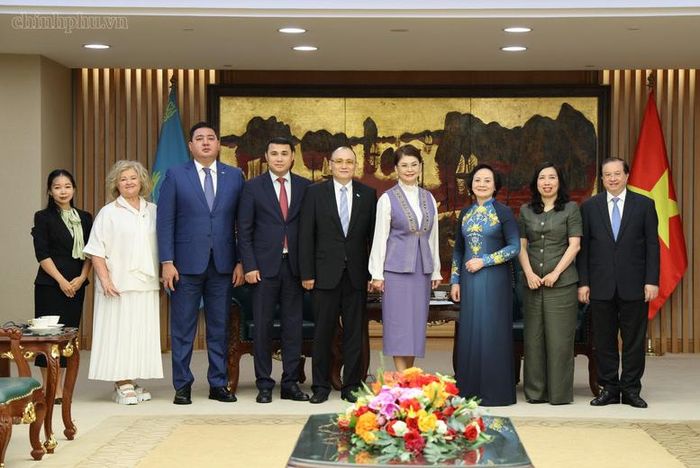 Hai Phó Thủ tướng chụp ảnh lưu niệm cùng các đại biểu - Ảnh: chinhphu.vn/Thu Giang
