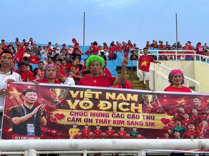 Không khí trong sân cuồng nhiệt không kém với các biểu ngữ "tiếp lửa" cho đội tuyển Việt Nam chiến thắng. Ảnh: chinhphu.vn