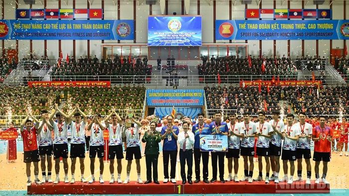 Đại tướng Nguyễn Tân Cương trao huy chương Vàng cho Đội tuyển Bóng chuyền Quân đội nhân dân Việt Nam.