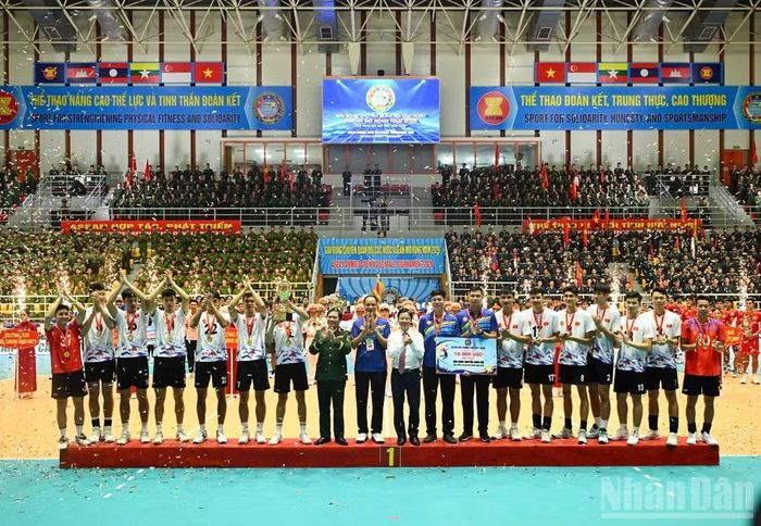Đại tướng Nguyễn Tân Cương trao Huy chương Vàng cho Đội tuyển Bóng chuyền Quân đội nhân dân Việt Nam.