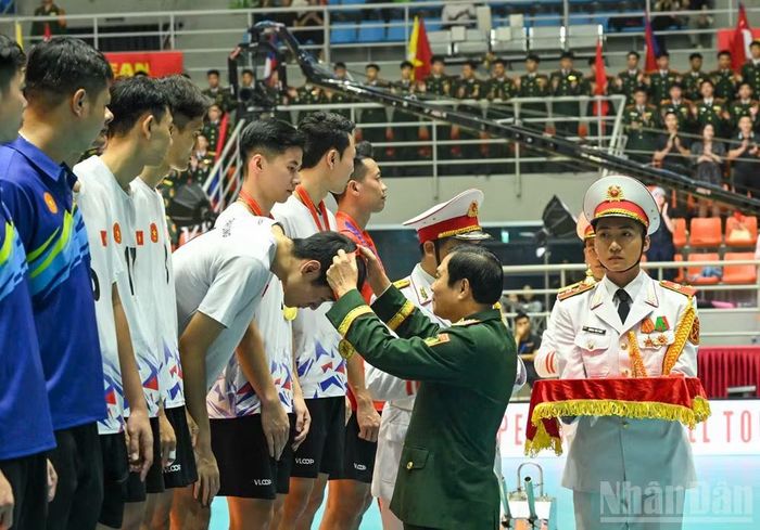 Đại tướng Nguyễn Tân Cương trao Huy chương Vàng cho Đội tuyển Bóng chuyền Quân đội nhân dân Việt Nam.