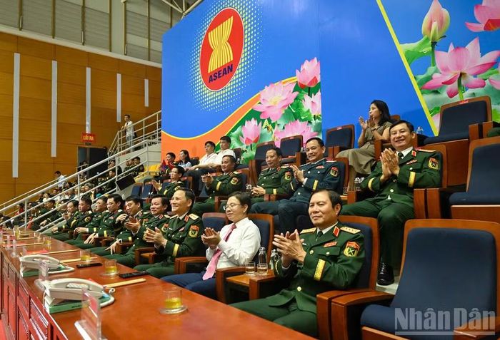 Các đại biểu theo dõi trận đấu.