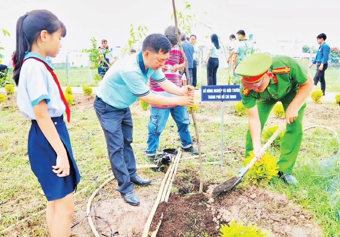 Một hoạt động trồng cây xanh của cán bộ, người dân trên địa bàn Thành phố Hồ Chí Minh.