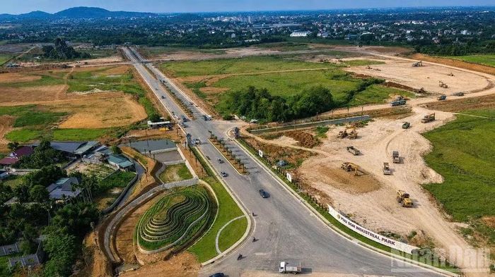 Khu công nghiệp Phú Sơn có diện tích 213,68ha, đang thi công hạ tầng trục chính và san lấp mặt bằng, tạo kết nối với khu kinh tế trọng điểm với các tỉnh lân cận.