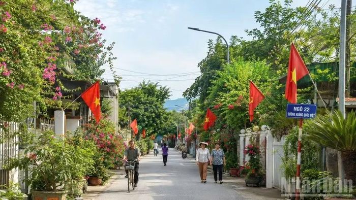 Đường làng, ngõ xóm ở Lương Sơn ngày một xanh, sạch, đẹp.