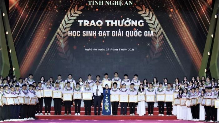 Năm nay, tỉnh Nghệ An dành gần 2 tỷ đồng để khen thưởng cho 162 lượt học sinh đạt giải quốc tế, quốc gia và học sinh đạt điểm cao tại kỳ thi tốt nghiệp trung học phổ thông năm 2026. (Ảnh: TTH)