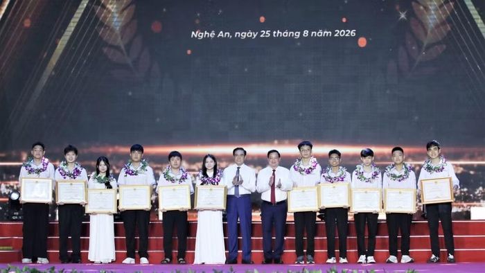 Lãnh đạo tỉnh Nghệ An tặng hoa và Bằng khen cho các em học sinh đạt giải quốc tế và giải Nhất quốc gia. (Ảnh: TTH)