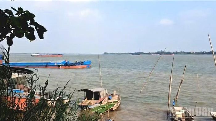 Hà Nội thông báo phương án hạn chế giao thông đường thủy nội địa trên tuyến sông Hồng.