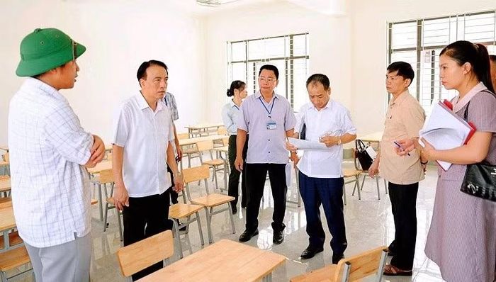 Giám đốc Sở Y tế tỉnh Điện Biên kiểm tra công tác bảo đảm vệ sinh trường học trên địa bàn. (Ảnh: Sở Y tế Điện Biên)