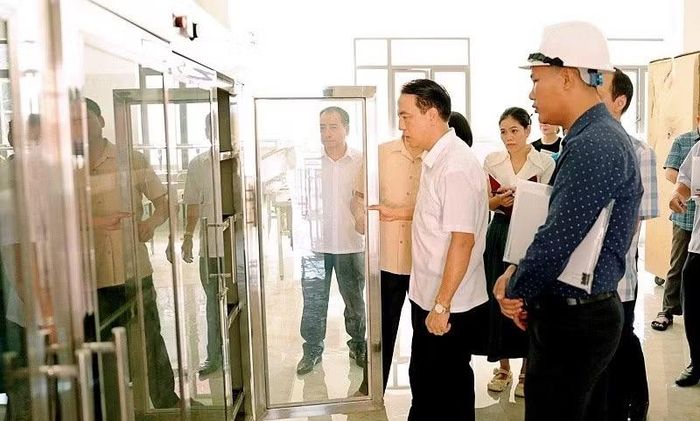 Đồng chí Phạm Giang Nam (thứ hai từ phải sang), Giám đốc Sở Y tế tỉnh Điện Biên kiểm tra thiết bị phục vụ bếp ăn tại Trường nội trú liên cấp Thanh Yên. (Ảnh: Sở Y tế Điện Biên)