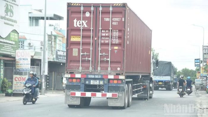 Đường Đồng Khởi có mật độ xe tải vận chuyển hàng hóa lưu thông dày đặc. (Ảnh: THIÊN VƯƠNG)