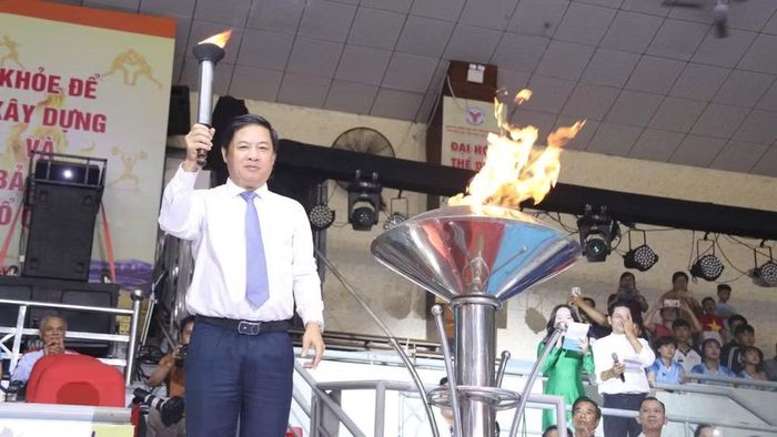 Đồng chí Lương Nguyễn Minh Triết, Ủy viên Trung ương Đảng, Bí thư Tỉnh ủy Đắk Lắk thắp ngọn lửa truyền thống lên đài đuốc của Đại hội. (Ảnh: Nguyễn Công Lý)