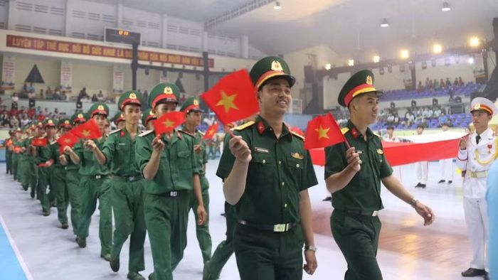 Khối quân đội tại lễ khai mạc. (Ảnh: Nguyễn Công Lý)
