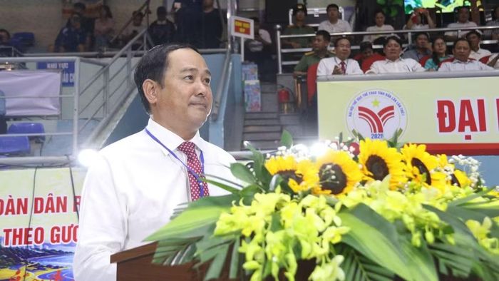 Phó Chủ tịch Ủy ban nhân dân tỉnh Đắk Lắk Y Nhuân Byă phát biểu khai mạc Đại hội Thể dục thể thao tỉnh Đắk Lắk lần thứ I năm 2026. (Ảnh: Nguyễn Công Lý)