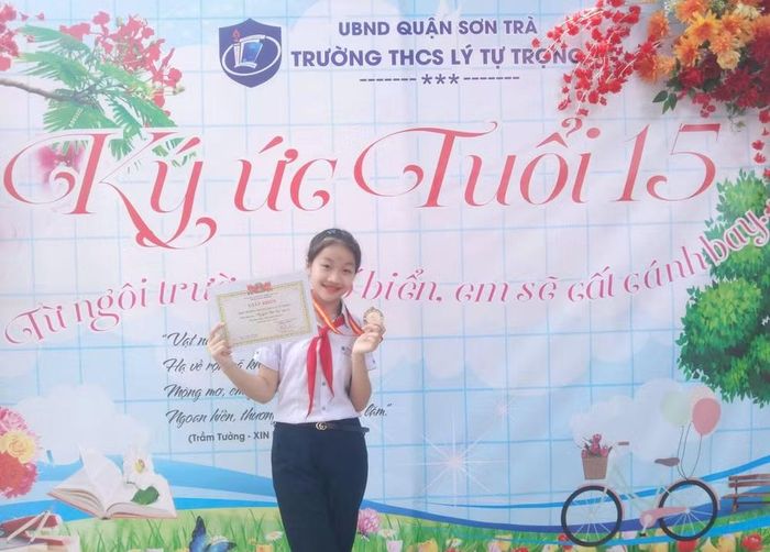 Cháu Nguyễn Hà Vy, con gái đồng chí Thành luôn nỗ lực học giỏi để cha yên tâm công tác. (Ảnh nhân vật cung cấp)
