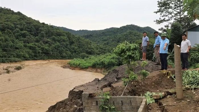 Lãnh đạo xã Yên Hòa kiểm tra các khu vực xung yếu, nguy cơ sạt lở cao. (Ảnh: CTV)