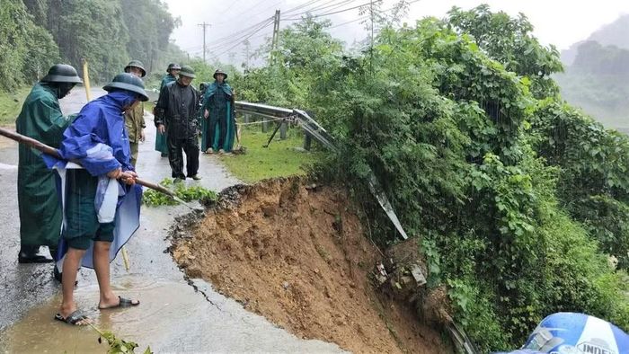Sạt lở ta-luy âm trên tuyến Quốc lộ 16, đoạn trên địa bàn xã Nhôn Mai. (Ảnh: CTV)