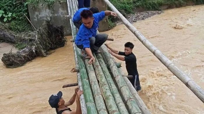 Xã Nhôn Mai huy động các lực lượng, tận dụng tre, nứa để làm cầu tạm vượt suối cho người dân bản Chà Lò đi lại. (Ảnh: CTV)