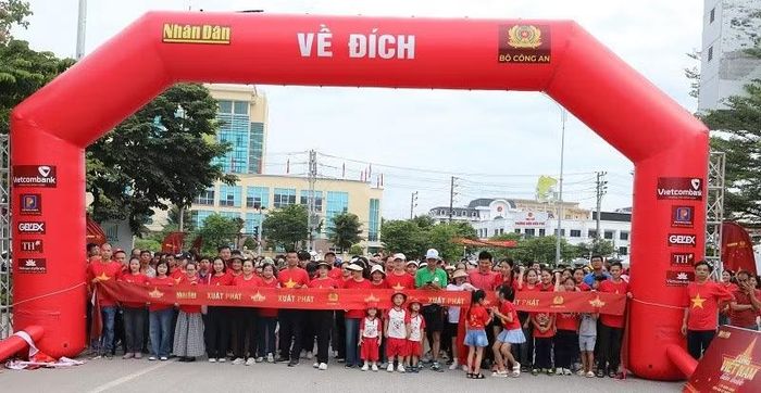 Cán bộ, nhân dân, chiến sĩ các lực lượng vũ trang tỉnh Điện Biên hào hứng tham gia chương trình "1 tỷ bước chân tiến vào kỷ nguyên mới" do Báo Nhân Dân, Bộ Công an phối hợp tổ chức vào năm 2025. (Ảnh: LÊ LAN)