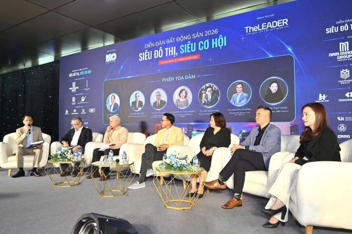 Các đại biểu tham dự phần tọa đàm tại Diễn đàn Bất động sản 2026 với chủ đề “Siêu đô thị-Siêu cơ hội”. (Ảnh: CTV)