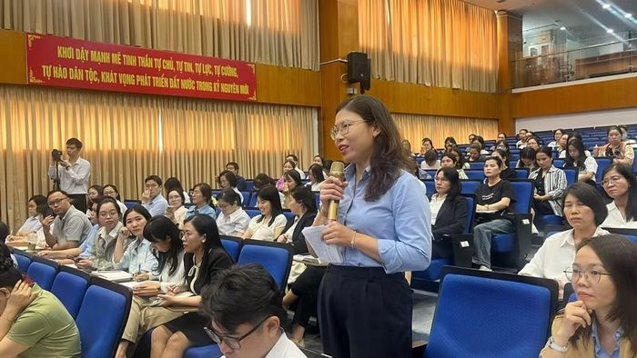Bà Nguyễn Thị Đào, Kế toán trưởng Công ty Cổ phần Thép Posco Yamato Vina, chia sẻ thông tin tại hội nghị. (Ảnh: A.T)