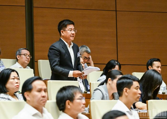 Đồng chí Bùi Chí Thành (Thành phố Hồ Chí Minh) phát biểu tại gặp mặt. (Ảnh: DUY LINH)