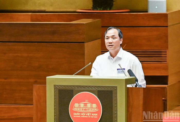 Phó Trưởng ban Thường trực Ban Tổ chức Trung ương Hoàng Trung Dũng trình bày báo cáo tại cuộc gặp mặt. (Ảnh: DUY LINH)