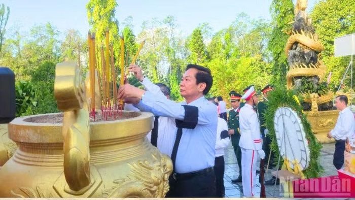 Đồng chí Đỗ Thanh Bình, Ủy viên Trung ương Đảng, Bí thư Thành ủy, Trưởng đoàn Đại biểu Quốc hội thành phố Cần Thơ dâng hương tại lễ truy điệu. (Ảnh: VĂN ÚT)