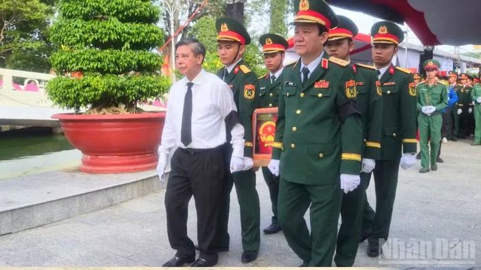 Lãnh đạo thành phố Cần Thơ đưa hài cốt liệt sĩ về nơi an nghỉ. (Ảnh: VĂN ÚT)